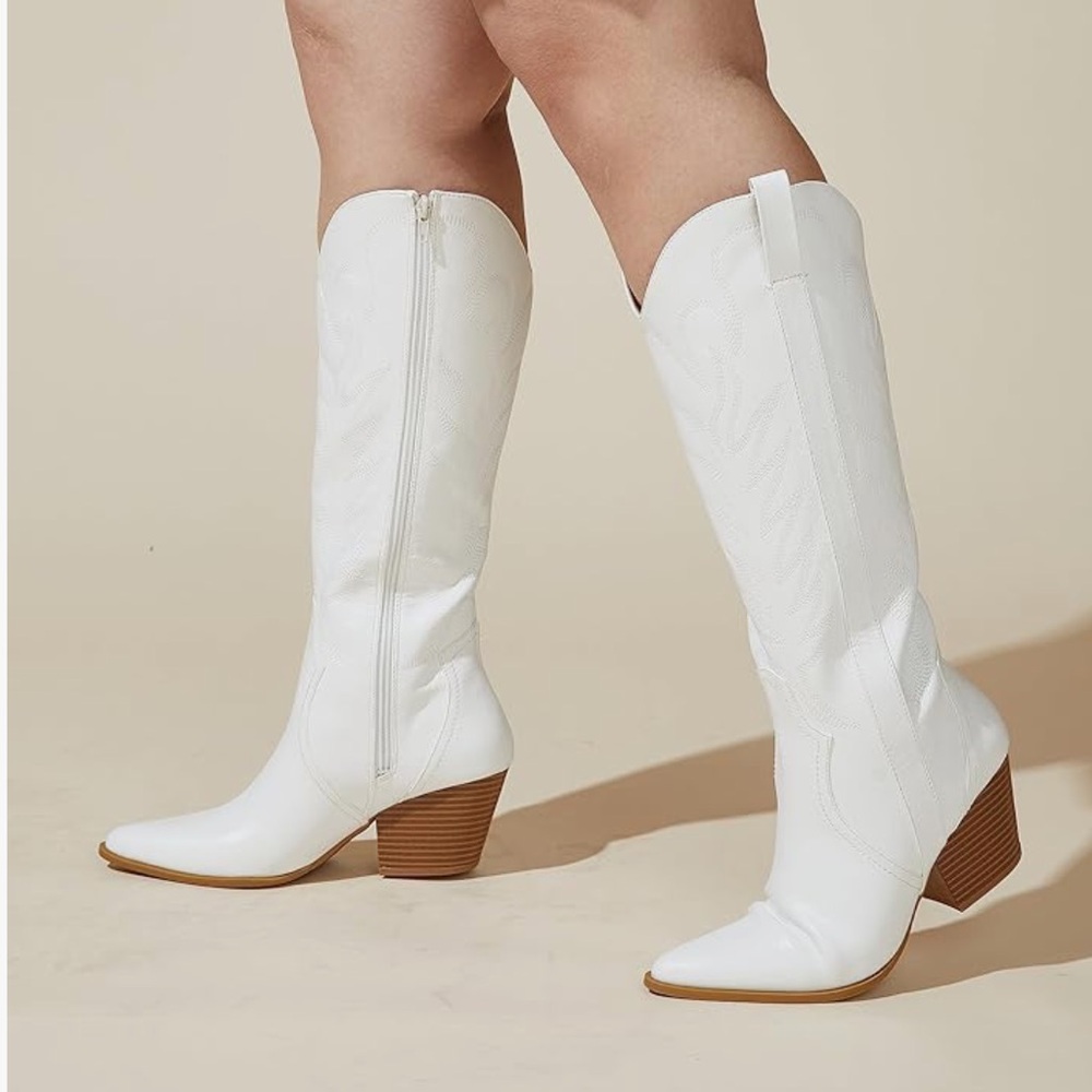 White Embroidered Western Cowgirl Boots - Size 7